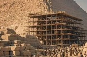 古埃及金字塔是谁建造的_建造金字塔用了多少人