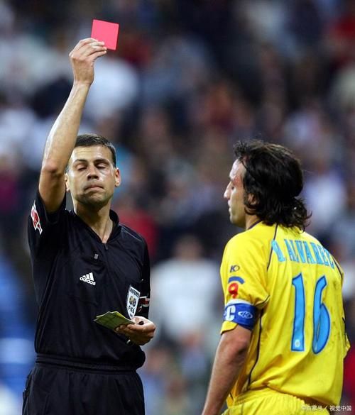 历史红牌图片大全_足球史上最具争议的红牌瞬间