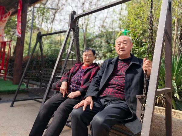 爷爷奶奶晚年生活怎么过_如何让老人开心每一天