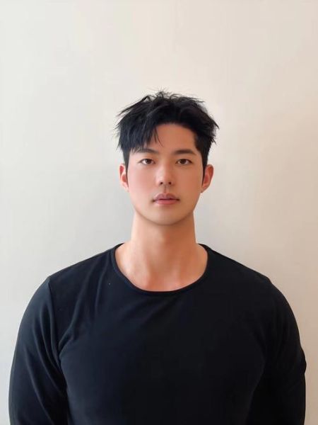 男生圆脸适合什么发型_圆脸男生发型怎么剪显脸小